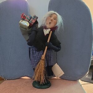Byers Choice Old Befana Festive Figurine with Broom and Gifts